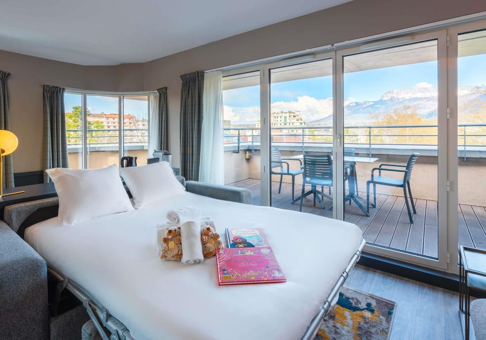 Premium bedding, minibar, in-room safe, desk