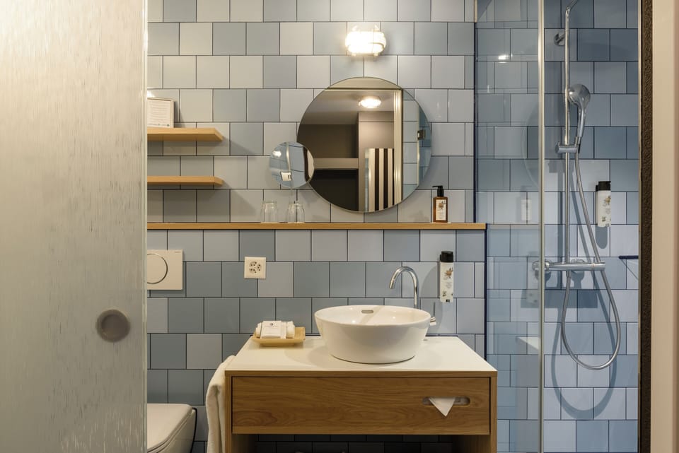 Comfort Double Room | Bathroom | Free toiletries, hair dryer, bathrobes, towels