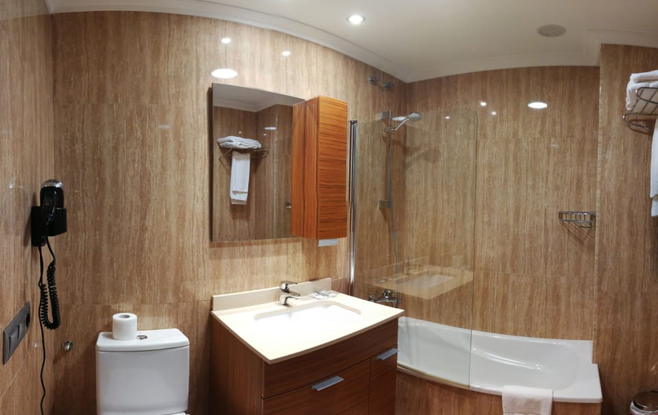 Double Room | Bathroom | Eco-friendly toiletries, hair dryer, bidet, towels
