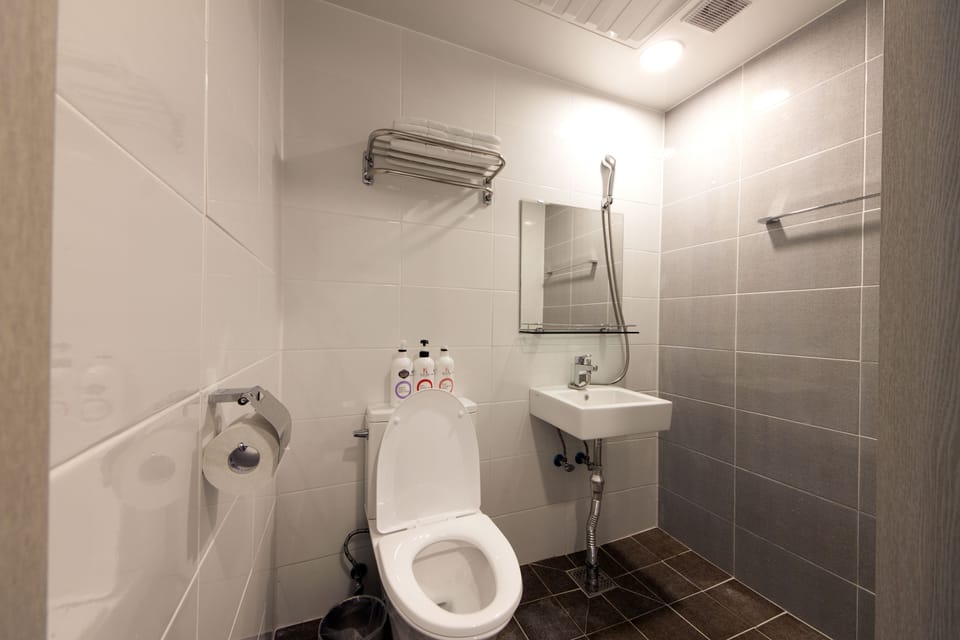 Standard Single Room | Bathroom | Shower, hair dryer, slippers, towels
