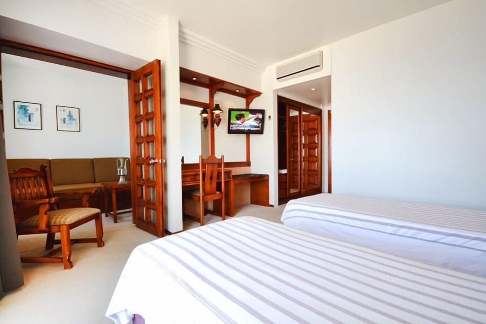 Suite, Sea View | Minibar, in-room safe, desk, soundproofing