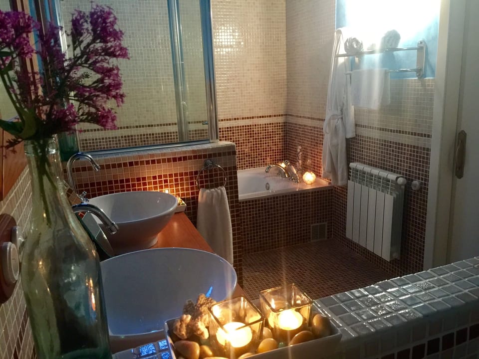 Superior Double Room (Jacuzzi) | Bathroom | Free toiletries, hair dryer