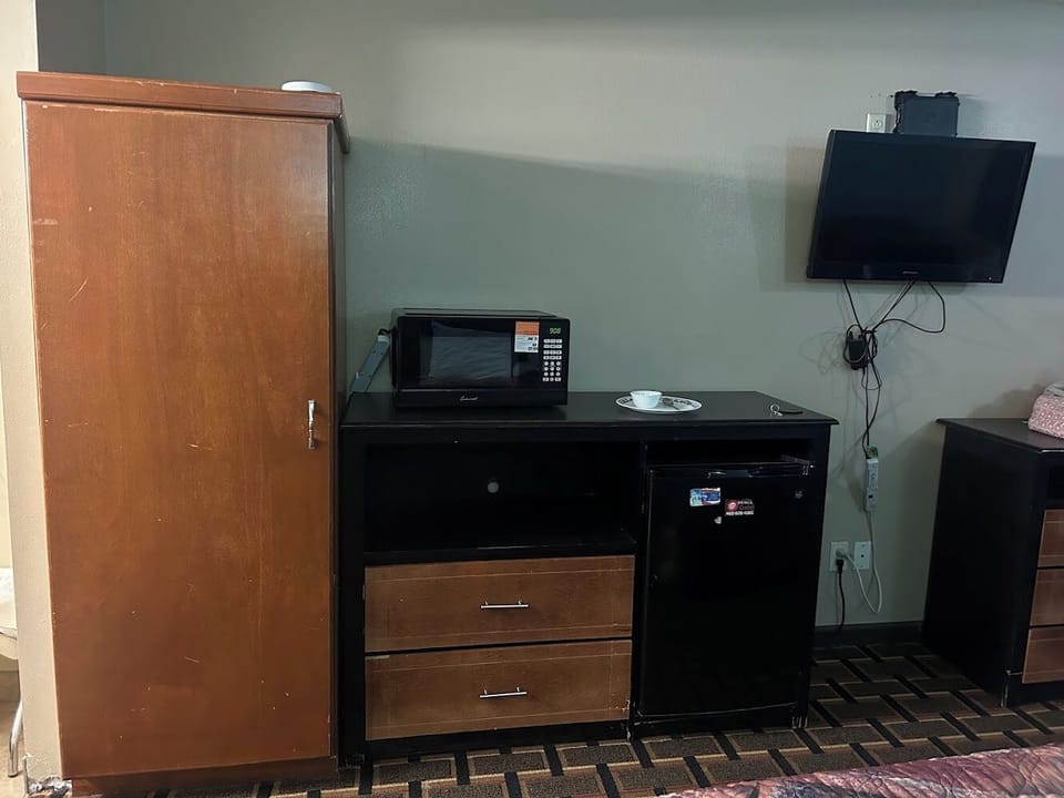Room, 1 King Bed, Non Smoking | Desk, iron/ironing board, free WiFi, bed sheets