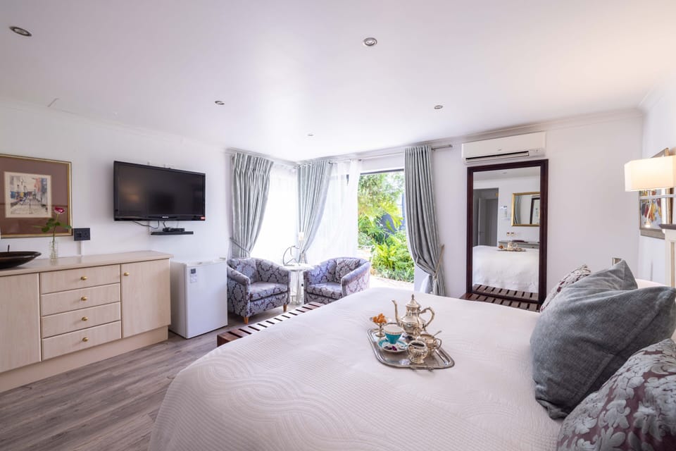 Luxury Room, 1 Bedroom, Garden View | Premium bedding, free minibar items, in-room safe, desk