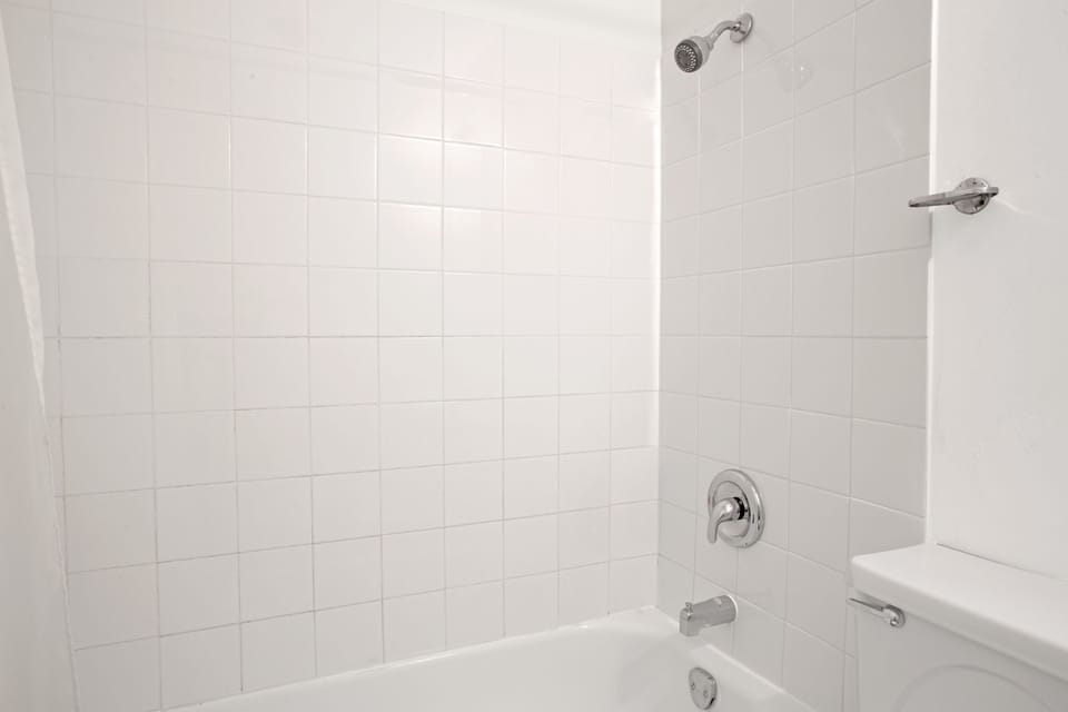 Standard Room, 1 Queen Bed | Bathroom shower