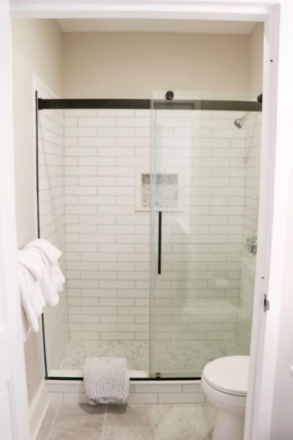 Standard Room, 1 King Bed | Bathroom | Free toiletries, hair dryer, towels, soap