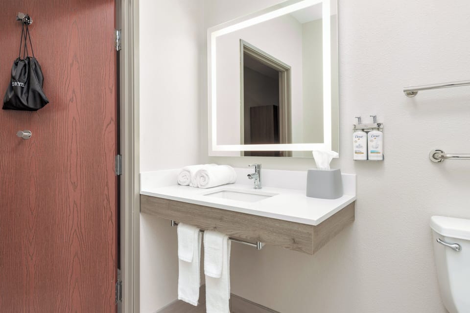 Combined shower/tub, free toiletries, hair dryer, towels
