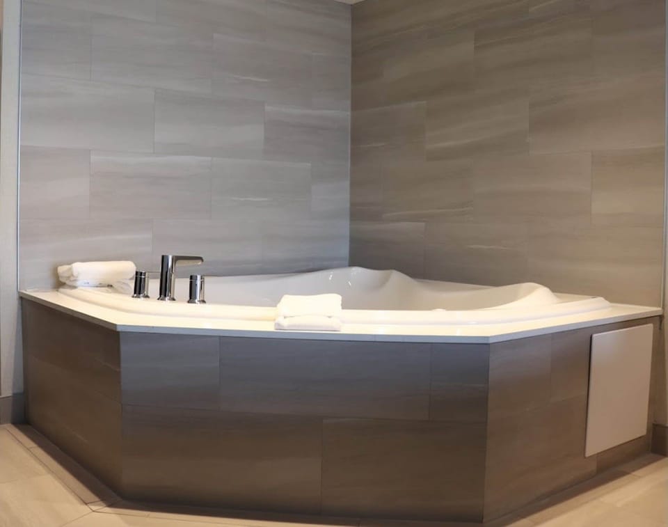 Standard Room, 1 King Bed with Sofa bed, Jetted Tub | In-room safe, desk, laptop workspace, soundproofing