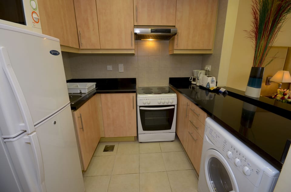 Deluxe Studio | Private kitchen | Coffee/tea maker, full-size fridge, microwave, oven