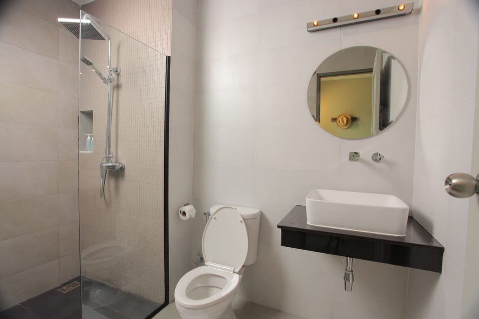 Shower, rainfall showerhead, free toiletries, hair dryer