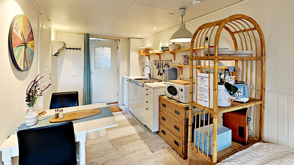 Small Twin Studio | Private kitchen | Mini-fridge, microwave, stovetop, coffee/tea maker