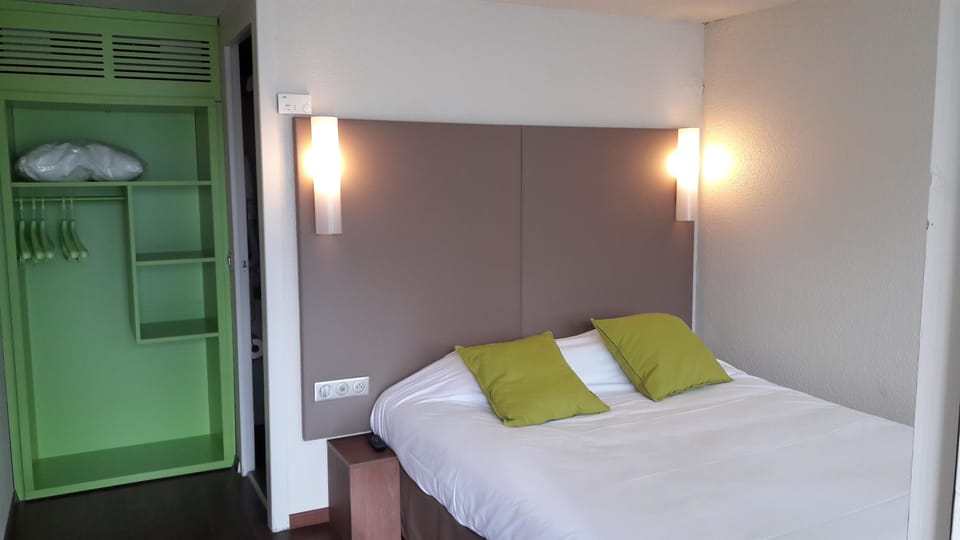 Standard Room, 1 Double Bed | Desk, soundproofing, free WiFi, bed sheets