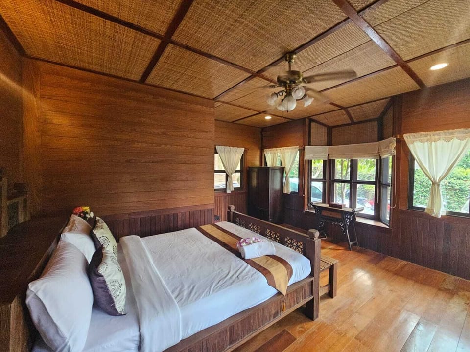 Executive Studio Suite | Desk, free WiFi, bed sheets