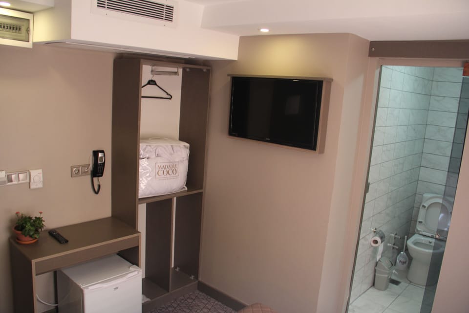 Single Room | Bathroom amenities | Shower, free toiletries, hair dryer, slippers