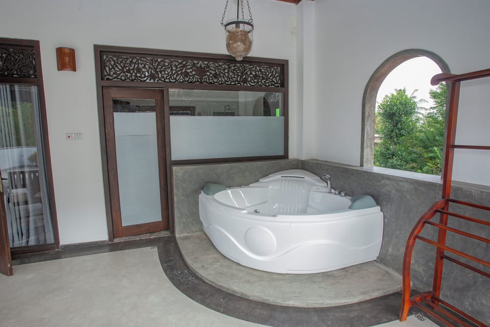 Executive Room | Bathroom | Shower, free toiletries, hair dryer, slippers