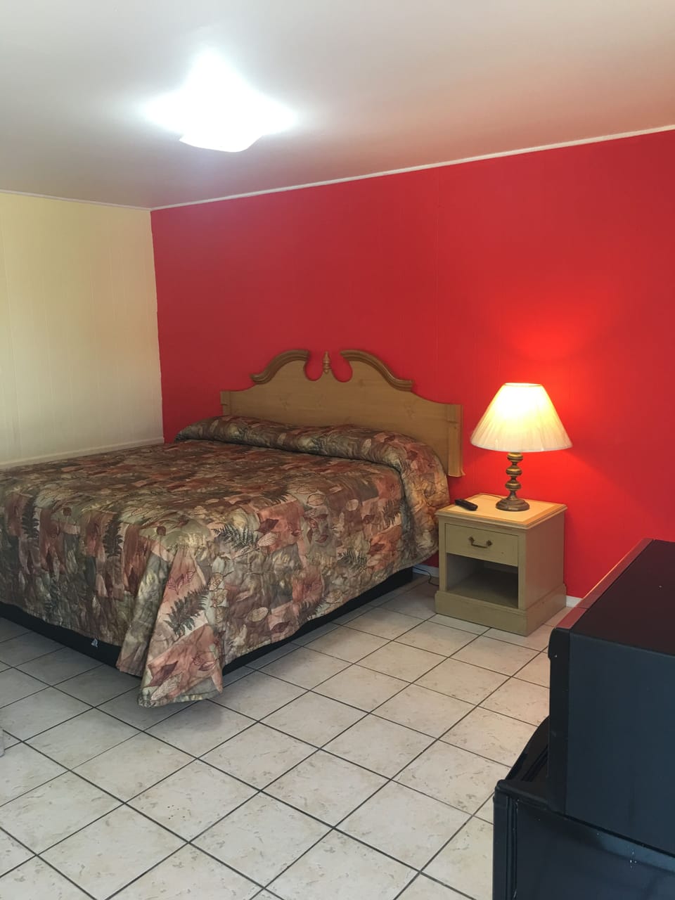 Desk, WiFi (free), bed sheets