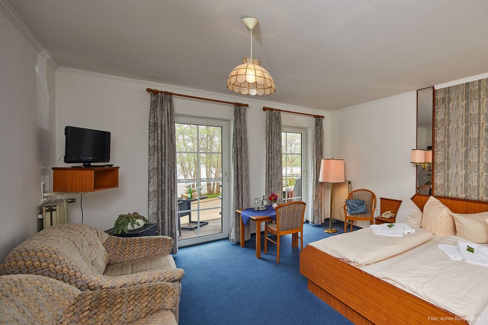 Comfort Room, 1 Bedroom, Lakeside | Hypo-allergenic bedding, in-room safe, desk, free WiFi