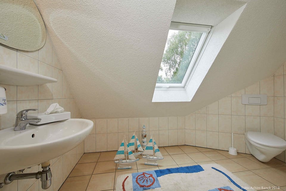 Comfort Studio Suite, 1 Bedroom, Bathtub, Lakeside | Hypo-allergenic bedding, in-room safe, desk, free WiFi