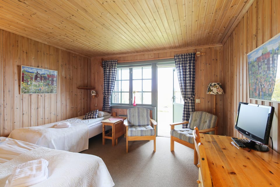 Basic Twin Room (Bedding optional) | Cribs (surcharge), WiFi (free)