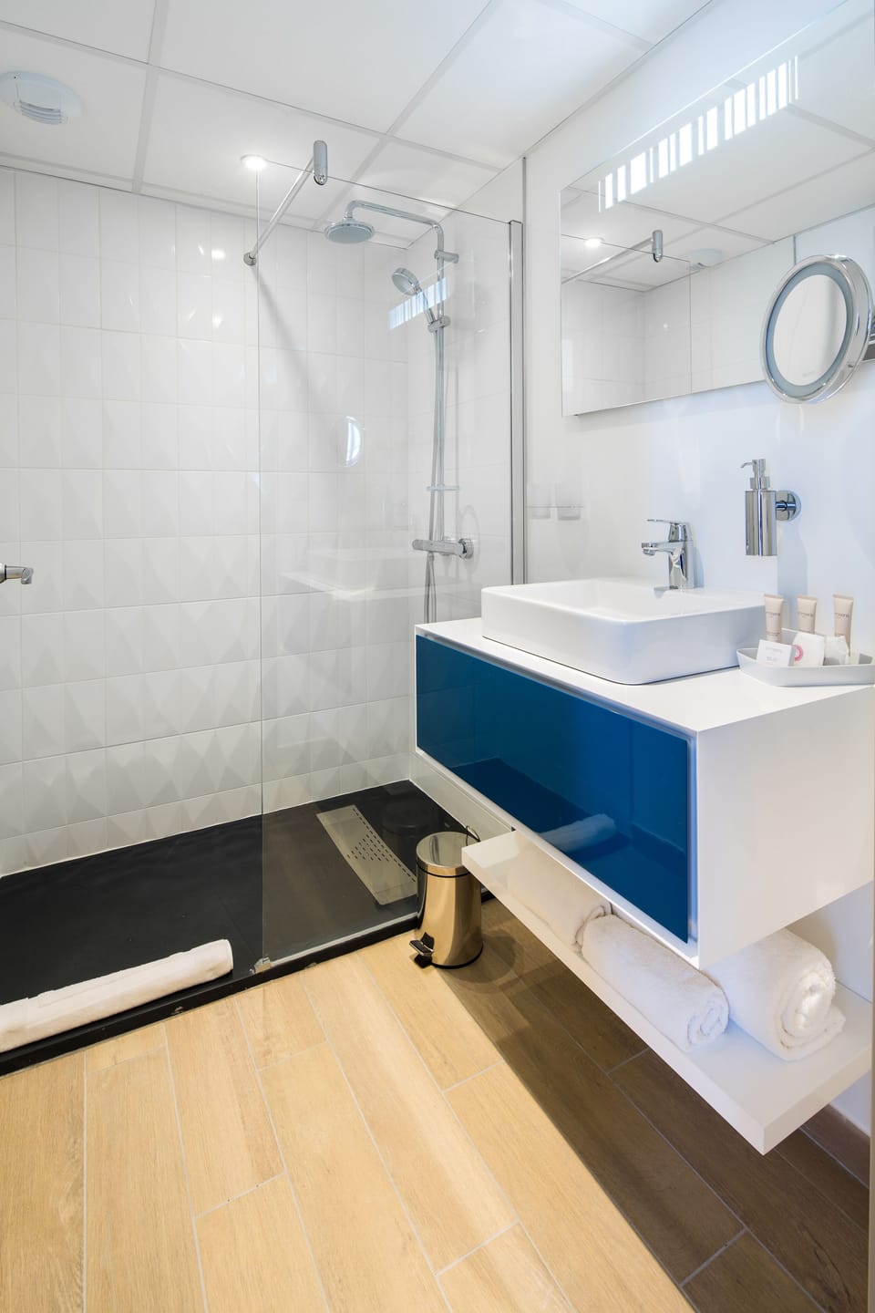 Rainfall showerhead, hair dryer, slippers, towels
