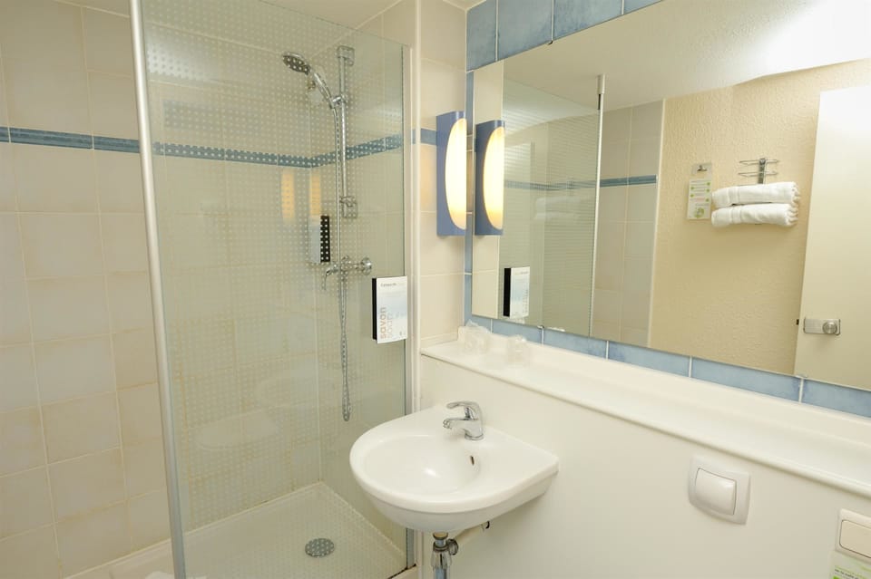 Combined shower/tub, eco-friendly toiletries, hair dryer, towels