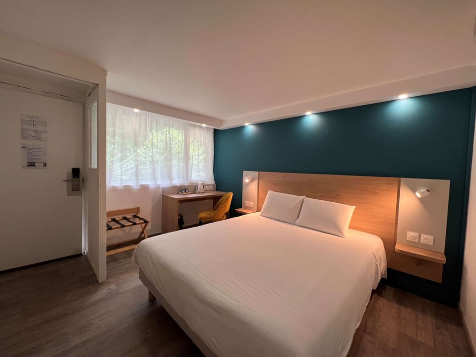 Premium bedding, desk, blackout drapes, soundproofing