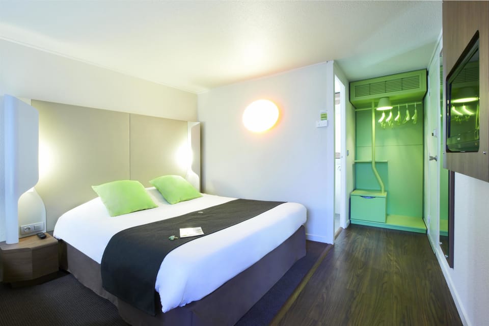 Standard Room, 1 Double Bed | Desk, blackout drapes, soundproofing, iron/ironing board