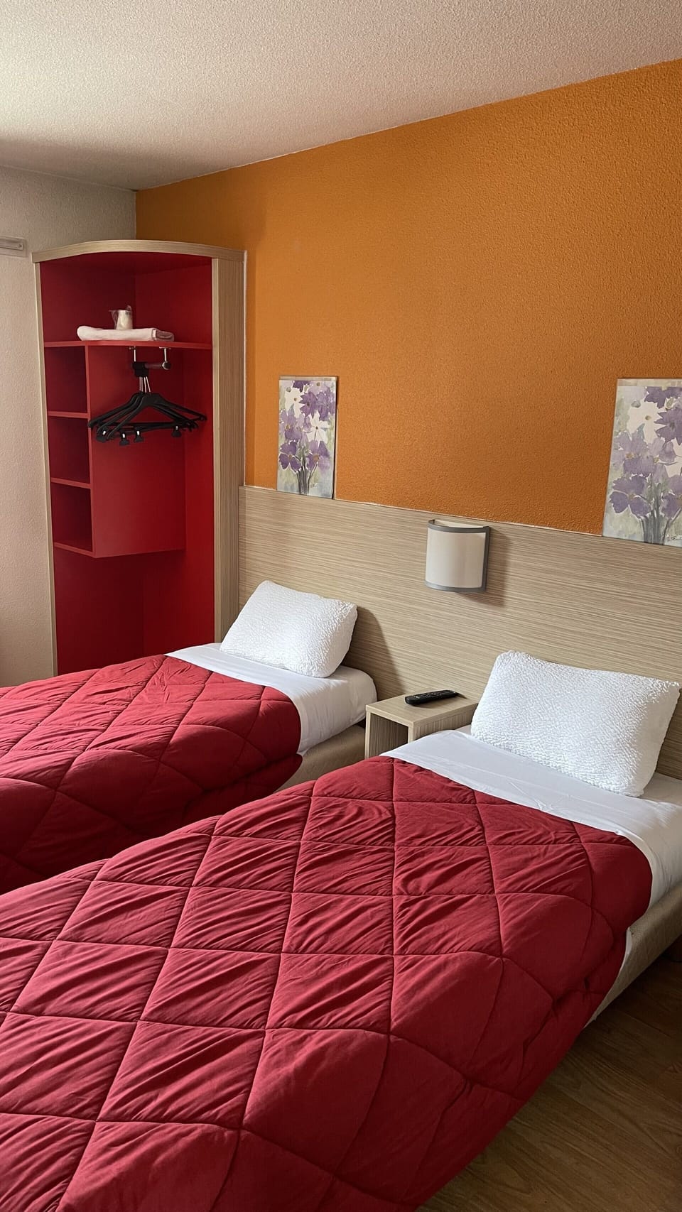 Standard Room, 2 Twin Beds | Desk, soundproofing, free WiFi, bed sheets