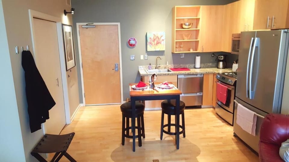 Full-size fridge, microwave, oven, stovetop