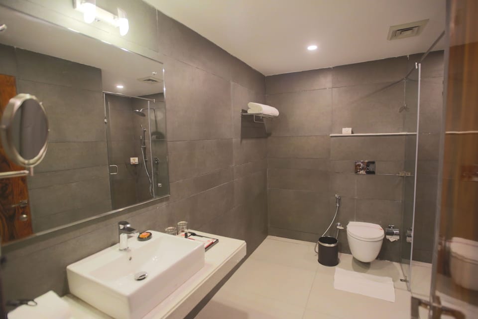 Shower, rainfall showerhead, free toiletries, bidet