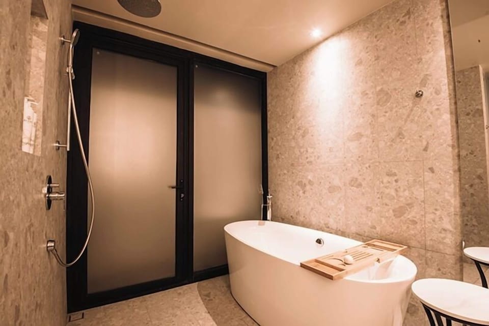 Luxury Villa | Bathroom | Shower, free toiletries, hair dryer, bathrobes