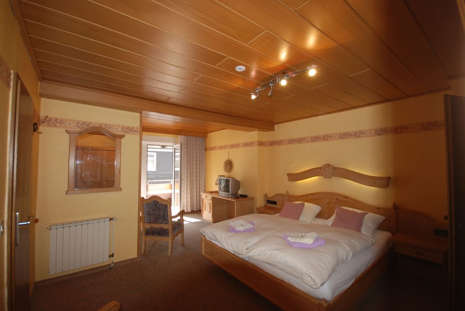 Double Room, 1 Double Bed, Hill View | 1 bedroom, cribs/infant beds, rollaway beds, free WiFi