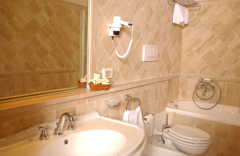 Triple Room | Bathroom | Free toiletries, hair dryer, bidet, towels