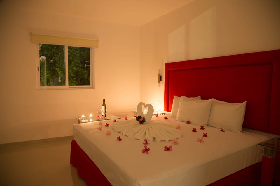 Standard Room, 1 Double Bed | Bathroom | Shower, rainfall showerhead, free toiletries, towels