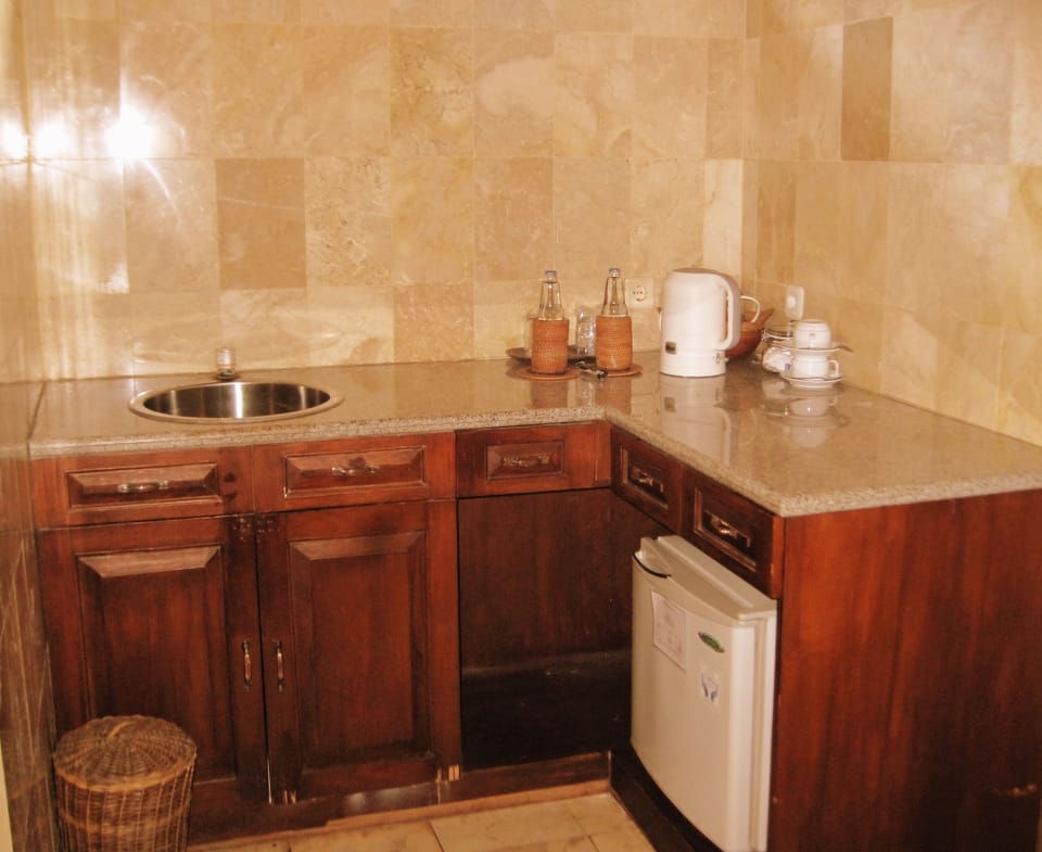 Suite, 1 King Bed, Sea View | Private kitchenette
