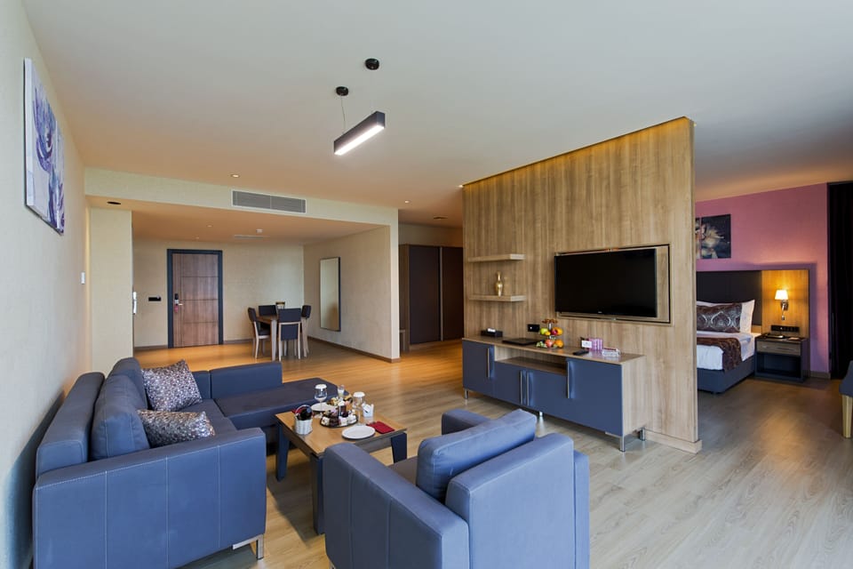 Executive Suite | Minibar, in-room safe, blackout drapes, soundproofing