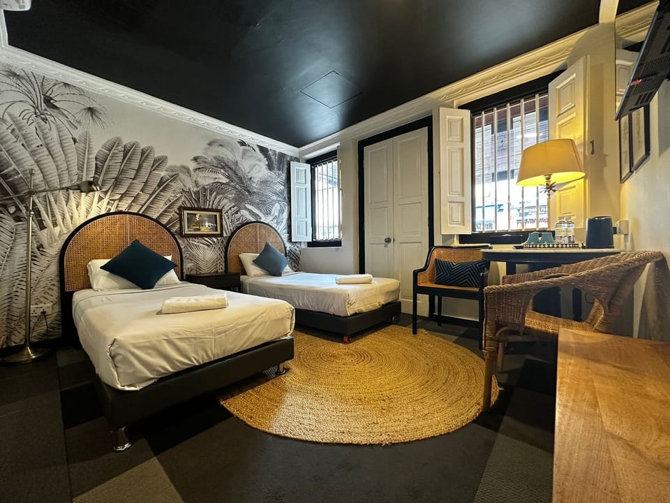 Signature Room | Minibar, in-room safe, iron/ironing board (on request), WiFi (free)