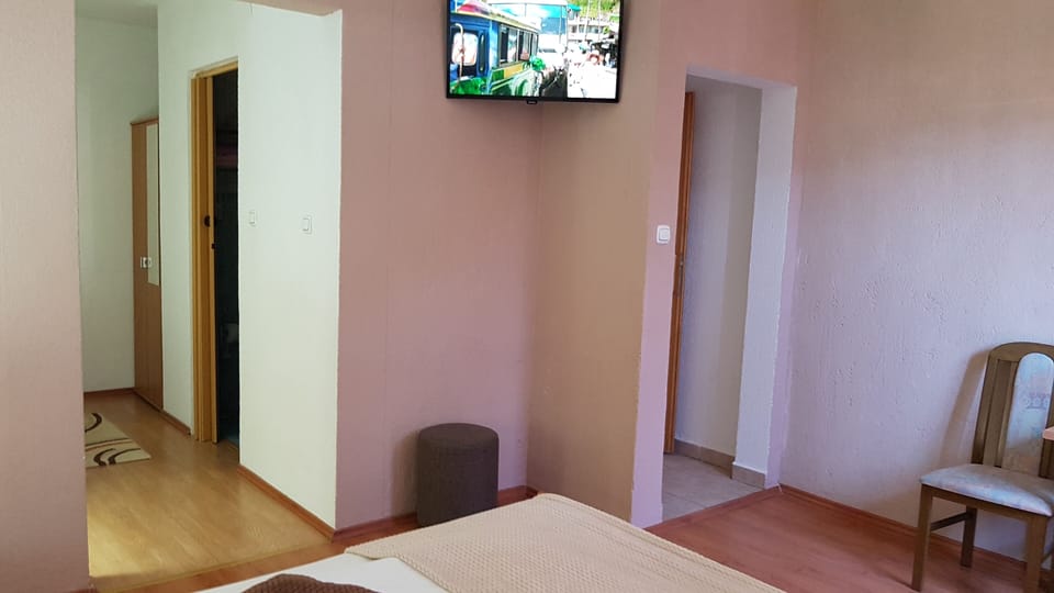 Standard Triple Room | Desk, soundproofing, free WiFi, bed sheets