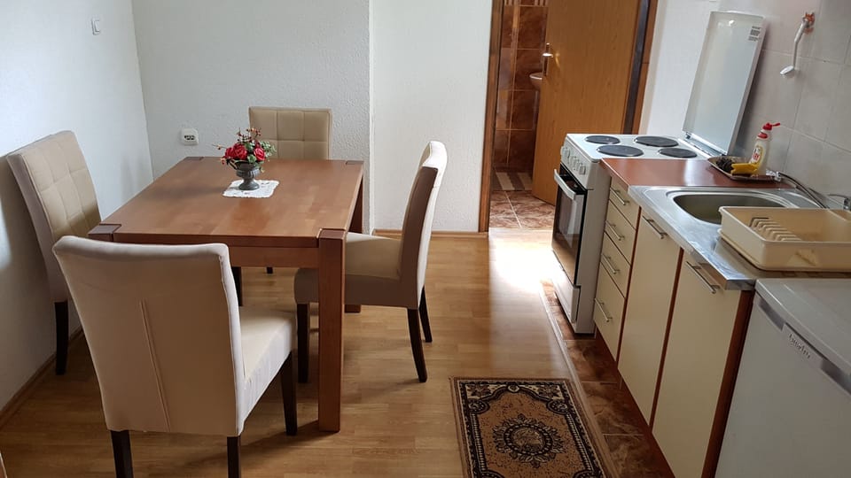 Studio, Ground Floor | Private kitchen | Mini-fridge, coffee grinder