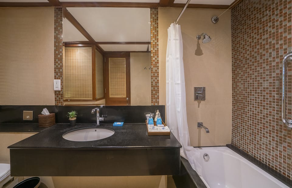 Deluxe Room With Sea View | Bathroom | Separate tub and shower, rainfall showerhead, free toiletries
