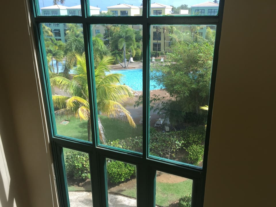 5 outdoor pools, a heated pool, sun loungers