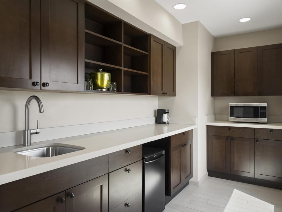 Suite, 1 King Bed with Sofa bed, Accessible (Shower) | Premium bedding, desk, iron/ironing board, WiFi (free)