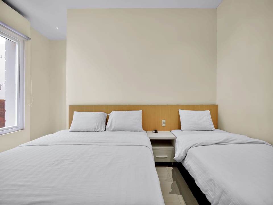 Standard Triple Room | Desk, soundproofing, WiFi (free), bed sheets