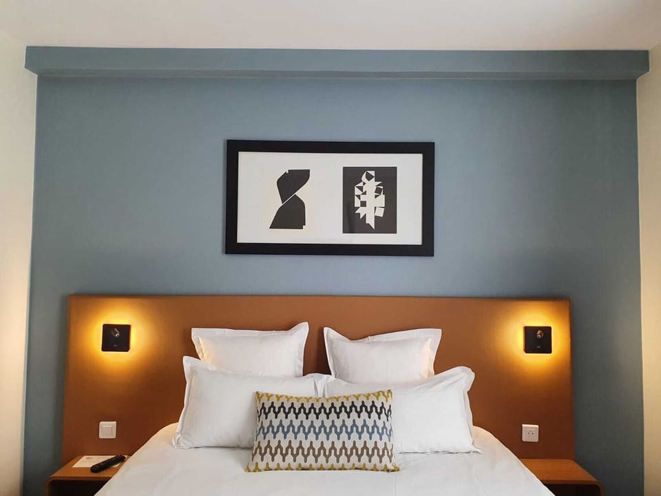 Premium bedding, in-room safe, desk, laptop workspace