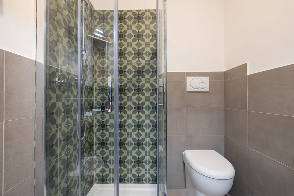 Classic Double Room, 1 Double Bed | Bathroom | Shower, free toiletries, hair dryer, bidet
