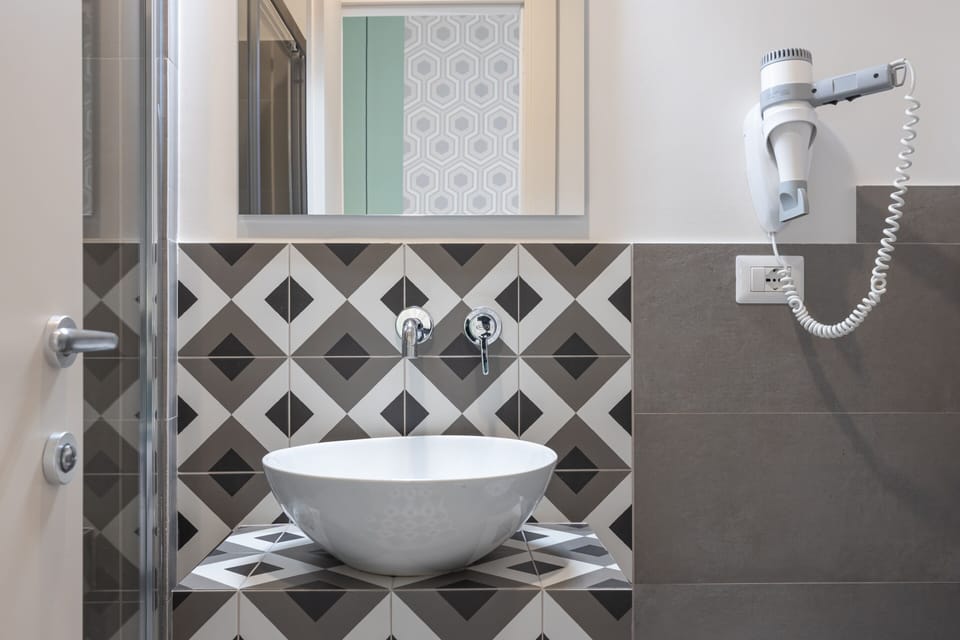 Comfort Twin Room | Bathroom | Shower, free toiletries, hair dryer, bidet
