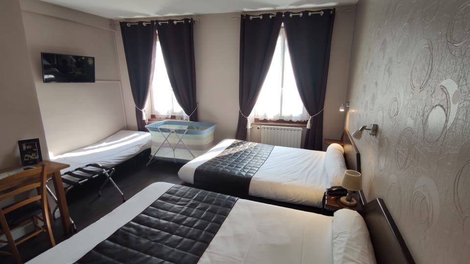 Family Room | Desk, free WiFi, bed sheets