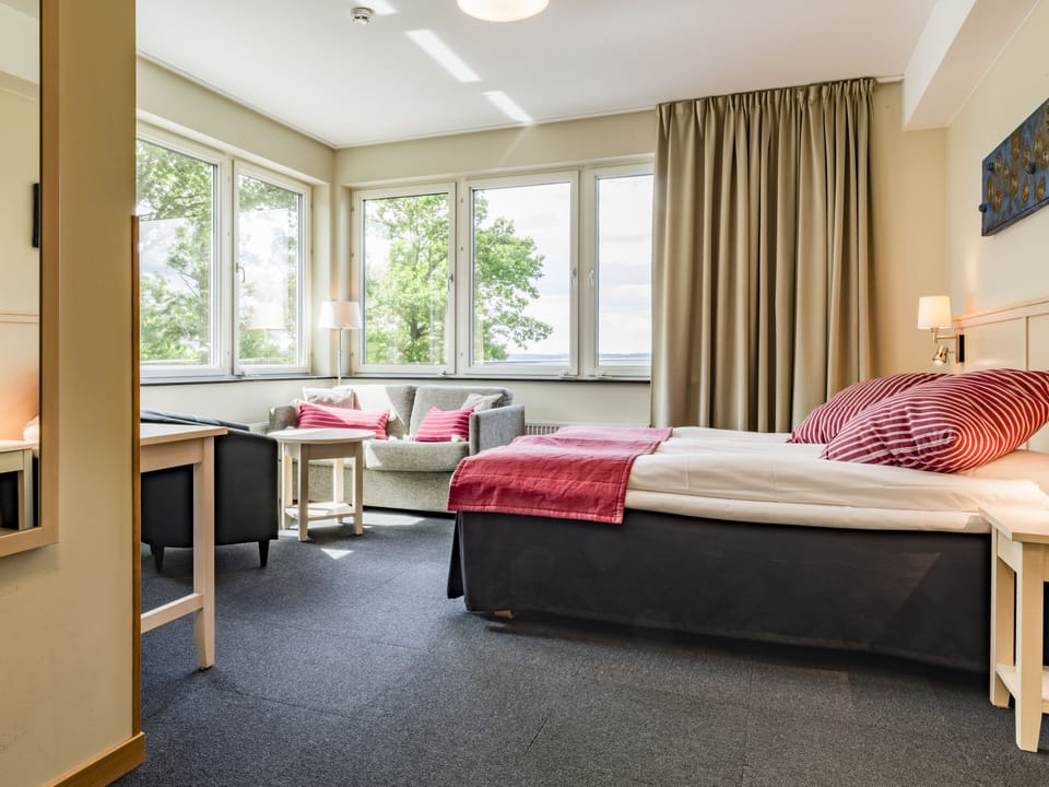 Desk, blackout drapes, free WiFi, bed sheets