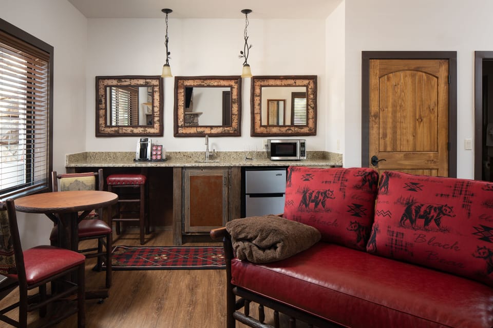 Premium Room | Living area | Flat-screen TV