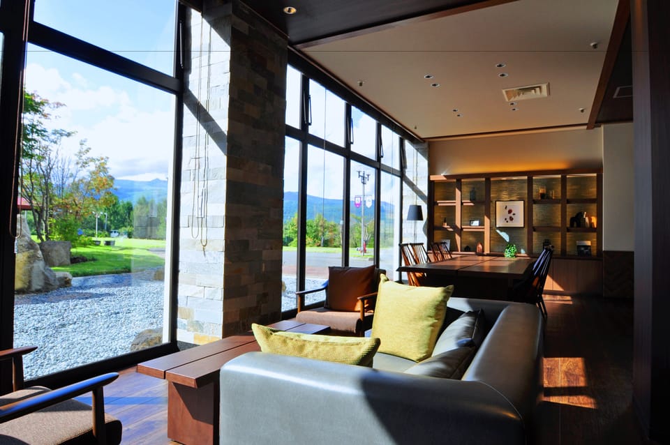 Lobby lounge